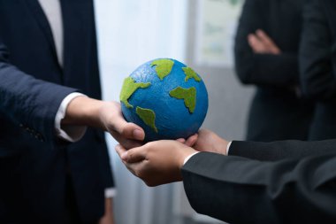 Üst düzey iş adamları, Dünya 'yı kurtarmak için CO2 salınımını azaltmak suretiyle çevresel koruma için ekolojik düzenlemeden yararlanmak amacıyla sinerjide bir arada tutuyorlar. Antika