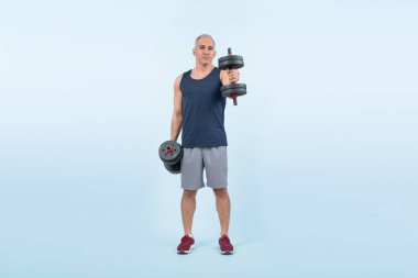Vücut uzunluğundaki çekim aktif ve sportif son sınıf öğrencisi halter kaldırırken izole arka planda ağırlık çalışması yapıyor. Emekliler için sağlıklı aktif fizik ve vücut bakımı yaşam tarzı. Etki