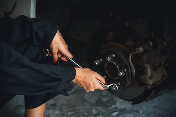 Mécanicien Féminin Travailleur Changeant Roue Voiture Dans Atelier Réparation Automobile — Photo
