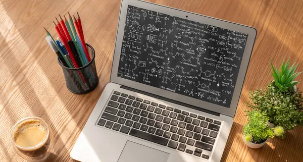Bilgisayar Ekranında Bilim Eğitim Kavramını Gösteren Matematiksel Denklemler Modem Formülü — Stok fotoğraf
