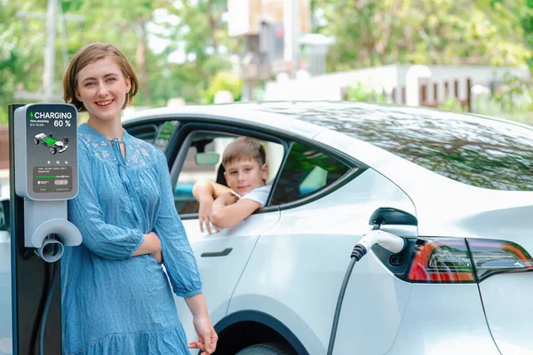 Keluarga Kesadaran Lingkungan Dengan Mobil Listrik Ramah Lingkungan Pengisian Baterai — Stok Foto