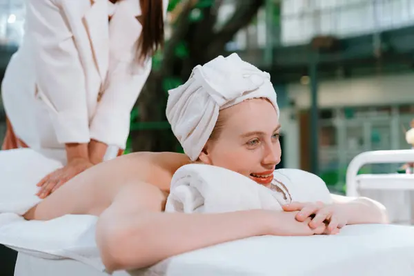 Bella Giovane Donna Ricevuto Massaggio Alla Schiena Letto Spa Massaggiatrice — Foto Stock
