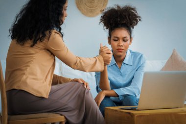 Travma sonrası stres bozukluğu olan üzgün bir kadın psikoloğu, depresyon ya da kalp yetmezliğinden sonra üzüntülü bir ruh sağlığı terapisi görüyor. Hayal kırıklığına uğramış genç bir kadın klinikteki duygular hakkında bir psikologla konuşuyor.