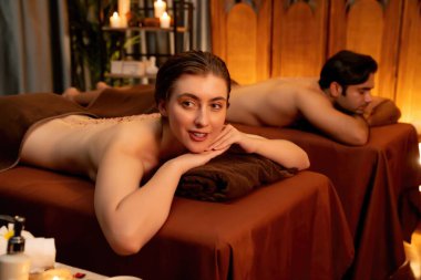 Lüks spa salonunda sıcak mum ışığı olan bir yerde deri dökülmesi tedavisi gören çift. Sağlık Spa vücut fırçasında tuz temizleme güzellik tedavisi. Sessiz.