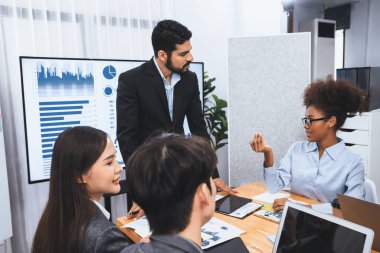 Pazarlama stratejisi için modern toplantıda veri analizi paneli ekranında sunan bir işadamı. Bir grup iş adamıyla konferans odasında iş sunumu. Uyum