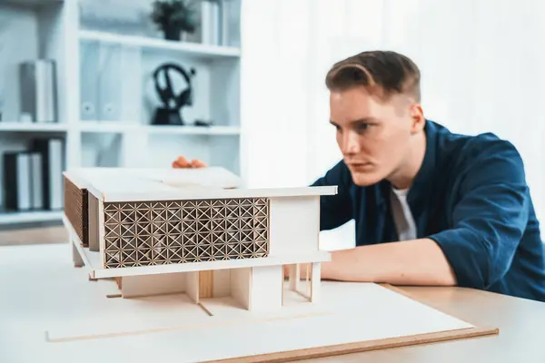 Arkitekt Designer Studerar Eleganta Hus Modell Granska Struktur Design För — Stockfoto