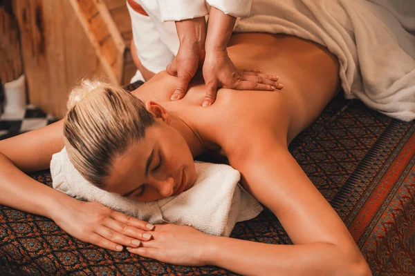 Belle Femme Caucasienne Ayant Massage Dos Devant Une Armoire Sauna — Photo