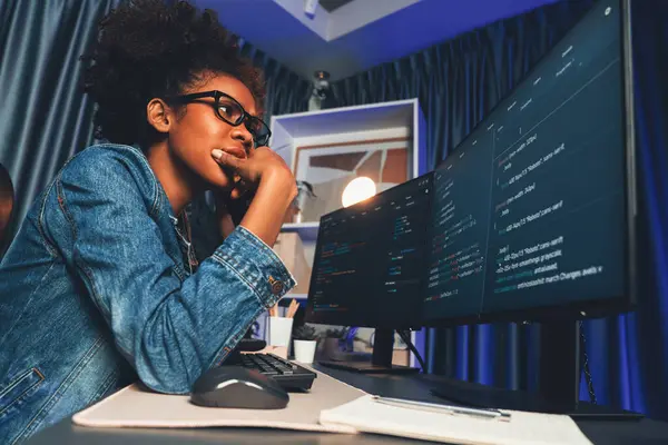 Joven Desarrollador Afroamericano Que Concentra Computadora Portátil Pantalla Monitor Con — Foto de Stock