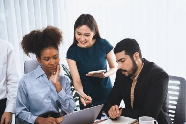 Mutlu iş adamları birlikte çalışır, şirket ofisinde tartışırlar. Profesyonel ve çeşitlilik takım çalışması iş planını bilgisayarda tartışır. Modern çok kültürlü ofis çalışanı. Uyum