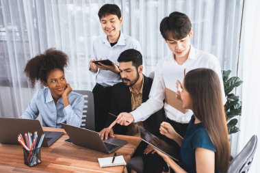 Mutlu iş adamları birlikte çalışır, şirket ofisinde tartışırlar. Profesyonel ve çeşitlilik takım çalışması iş planını bilgisayarda tartışır. Modern çok kültürlü ofis çalışanı. Uyum