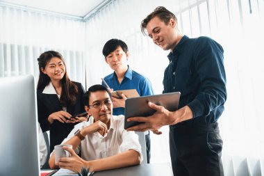 Bir grup farklı ofis çalışanı şirket ofis odasında stratejik iş pazarlama planlamasında birlikte çalışıyor. İş yeri konseptinde pozitif takım çalışması. Tedbirli