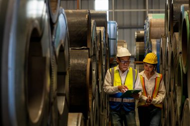 Mühendis veya müfettişle birlikte metal fabrikasındaki depo envanter yönetimi depolama kontrolü ve silindir üzerindeki kalite kontrol değerlendirmelerini inşaat mühendisliği projesi için yaptı. Örnek gösteriliyor