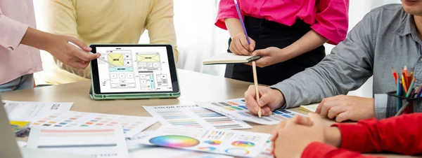 Zugeschnittenes Bild Des Innenarchitekten Teams Diskutiert Die Materialfarbe Während Tablette — Stockfoto
