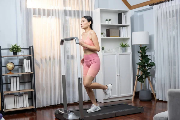 Energetische Und Starke Athletische Asiatische Frau Die Hause Eine Laufmaschine — Stockfoto