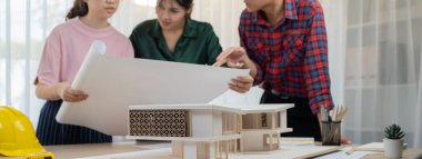 Mimar mühendis takımı tartışma ve ev yapımı analizleri yapıyor. Ev yapısıyla ilgili profesyonel iç mimar beyin fırtınası kararı. Yaratıcı karar ve takım çalışması konsepti. Filizlenen.