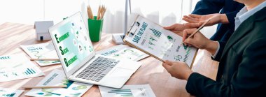 ESG 'nin çevresel sosyal yönetimi, çevre dostu şirket toplantılarında, temiz ve sürdürülebilir gelecekteki ekoloji için çevre korumasını uygulayan iş adamlarıyla dizüstü bilgisayarda sergileniyor. Önde.