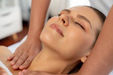 Kafkasyalı kadın müşteri stres önleyici spa masajının keyfini çıkarıyor ve lüks otel ya da oteldeki gündüz açık ortam güzellik salonunda güzellik teniyle eğleniyor. Sessiz.