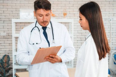 Profesyonel üniformalı doktor hastanedeki ya da klinikteki hastayı muayene ediyor. Sağlık, tıbbi ve doktor servis konsepti. Jivy