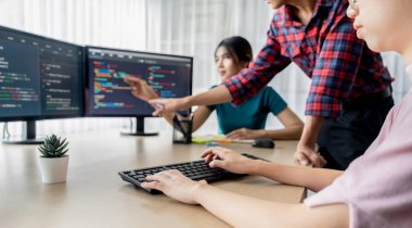Genç profesyonel web sitesi geliştiricisi ve kooperatif bilgisayar mühendisi ekip modern toplantı odasında program yazma ve kodlama fikri üzerinde kafa yoruyor ve paylaşıyorlar. Takım çalışması konsepti. - Yakın çekim. Filizlenen.