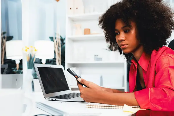 Working African Woman Blogger Concentrated Phone Serious Face Decision Her — Stock Photo, Image
