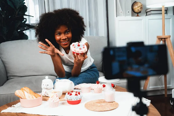 Красивый Молодой Африканский Блогер Представляет Кусочек Кекса Концепции Особой Кухни — стоковое фото