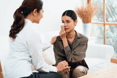 Ruh sağlığı için psikolog, depresyon ya da yaşam başarısızlığından sonra keder tedavisi gören üzgün bir kadın. Hayal kırıklığına uğramış genç bir kadın ofisteki duygular hakkında bir psikologla konuşuyor.