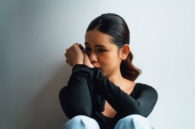 Depresyondaki zihinsel sağlık sorunu olan genç Asyalı kadın aşırı düşünme yorgunluğu, yıkıcı düşünce, asosyal, kaygı ve diğer akıl sağlığı bozukluklarından en yüksek tedaviye ihtiyaç duyuyor. .