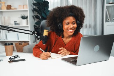 Güzel Afrikalı kadın sunucu kanalı çevrimiçi yayın yoluyla konuşuyor pazarlama öğretiyor, dinleyicileri canlı ya da çevrimiçi. İş yerindeki herhangi bir yer kavramı. Tatlandırıcı.