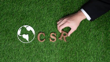 CSR 'daki tahta alfabe metnini, biyofilik arkaplan üzerine, daha yeşil bir gezegen için net sıfır ve çevresel kampanyayla sorumlu kurumsal sosyal toplum için ekolojik bir sembol olarak Dünya işareti olarak düzenleyin. Döngü