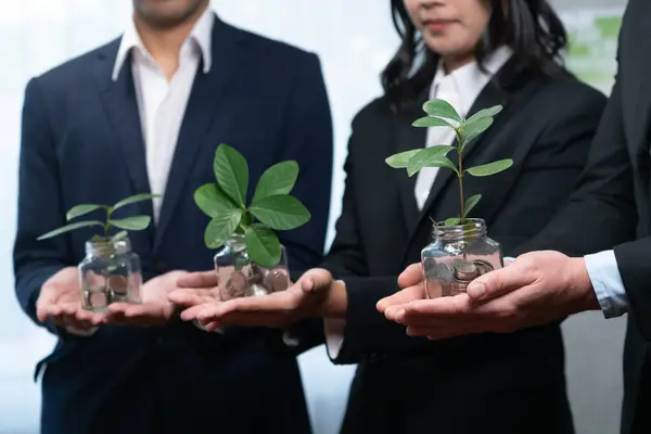 Geschäftsleute Die Mit Münzen Gefüllte Spardosen Und Pflanzen Zur Nachhaltigen — Stockfoto
