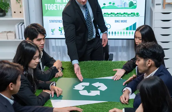 Recykling Ikony Stole Biurze Biznesmenami Planującymi Inwestycje Ekobiznesu Gospodarowanie Odpadami — Zdjęcie stockowe