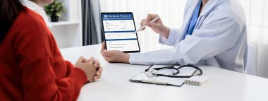 Hastanedeki doktor randevusunun bulanık geçmişinde bilgisayarın tıbbi raporunu ya da hasta sağlığının teşhisini göstermesi. Tıbbi danışmanlık ve sağlık hizmetleri. Panorama Katı