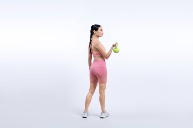 Dinç, enerjik bir kadın izole edilmiş arka planda ağırlık kaldırma egzersizi yapıyor. Genç atletik Asyalı kadın dayanıklılığı ve dayanıklılık eğitimi rutin vücut egzersizi..