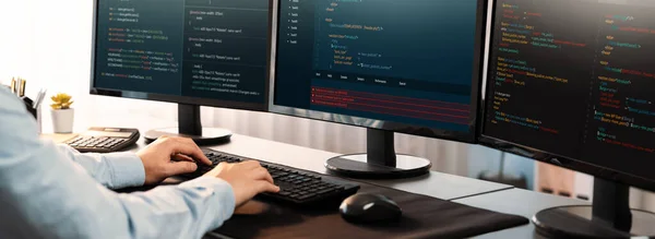 Bilgisayar Ekranında Uygulama Geliştirme Üzerine Çalışan Yazılım Mühendisi Teknoloji Şirketinin — Stok fotoğraf