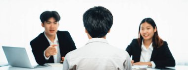 Aday, ofis masasında insan kaynakları müdürüyle iş görüşmesi yapıyor ve boş işe alma pozisyonunu doldurmak için konuşmacı arıyor. Profesyonel İK uzmanı görüşme adayı .