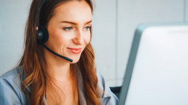 Ofiste çalışan kulaklık takan işadamları uzak müşteri ya da meslektaşlarını desteklemek için çalışıyorlar. Çağrı merkezi, tele pazarlama, müşteri destek acentesi telefon görüşmesinde hizmet sağlıyor. Jivy