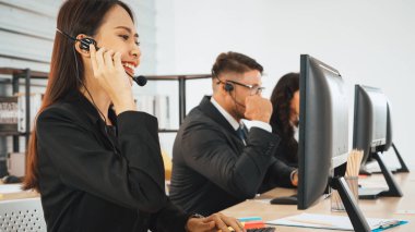 Ofiste çalışan kulaklık takan işadamları uzak müşteri ya da meslektaşlarını desteklemek için çalışıyorlar. Çağrı merkezi, tele pazarlama, müşteri destek acentesi telefon görüşmesinde hizmet sağlıyor. Jivy