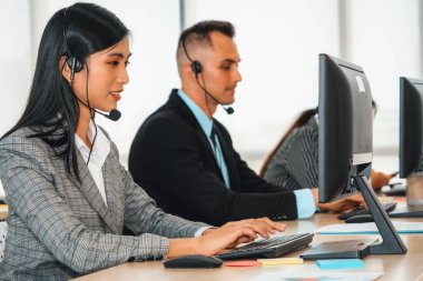 Ofiste çalışan kulaklık takan işadamları uzak müşteri ya da meslektaşlarını desteklemek için çalışıyorlar. Çağrı merkezi, tele pazarlama, müşteri destek acentesi telefon görüşmesinde hizmet sağlıyor. Jivy