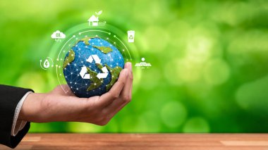 Dünya 'yı geri dönüşüm sembolüyle tutan ve koruyan iş adamları. Daha temiz ekosistem için sürdürülebilir çevre koruma ve atık geri dönüşüm uygulamasına yönelik iş taahhüdü. Panorama Güvenliği