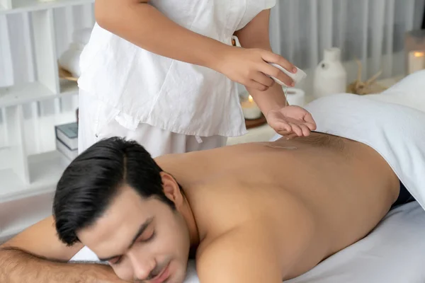 Kaukasischen Mann Kunden Genießen Entspannende Stress Wellness Massage Und Verwöhnen — Stockfoto