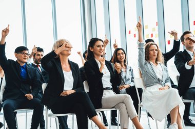 Bir grup iş adamı seminer konferansında toplanıyor. Seyirciler, çalışanların eğitim seanslarındaki eğitmenleri dinliyor. Uzman konuşmacı ile ofis çalışanları toplantısı. Jivy