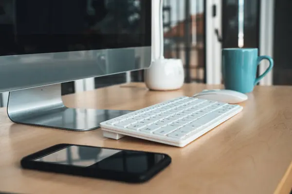 小さな近代的なオフィスや自宅のオフィスでテーブルの上にキーボードのデスクトップPcコンピュータを閉じます トレンディーな職場のインテリア ジヴィ — ストック写真