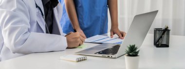 Hastane masasında birlikte çalışan ve tıbbi tedavi planlayan profesyonel tıbbi ekip. Takım çalışması başarılı hastalıklara ve hastalıklara yol açar. Panorama Katı