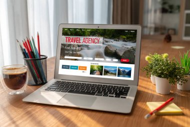 Model arama ve seyahat planlama için internet sitesi uçuş, otel ve tur rezervasyonları için anlaşma ve paket sunuyor