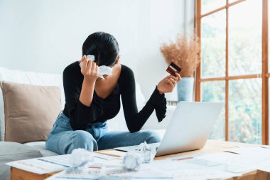 Stresli genç kadının kredi kartı borçlarıyla ilgili maddi sorunları var. En çok kötü kişisel para ve mortgage ödeme yönetimi krizi kavramını gösteriyor..