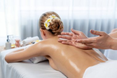 Kafkasyalı kadın müşteri stres önleyici spa masajının keyfini çıkarıyor ve lüks otel ya da oteldeki gündüz açık ortam güzellik salonunda güzellik teniyle eğleniyor. Sessiz.