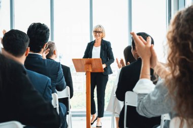 Bir grup iş adamı seminer konferansında toplanıyor. Seyirciler, çalışanların eğitim seanslarındaki eğitmenleri dinliyor. Uzman konuşmacı ile ofis çalışanları toplantısı. Jivy