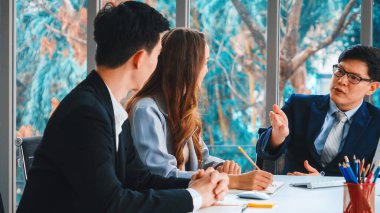 Zeki iş adamı ve iş kadını modern ofis içinde grup toplantılarında konuşuyorlar. İş ortaklığı stratejik planlama ve iş arkadaşlarının beyin fırtınası. Jivy