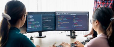 Genç profesyonel web sitesi geliştiricisi ve kooperatif bilgisayar mühendisi ekip modern toplantı odasında program yazma ve kodlama fikri üzerinde kafa yoruyor ve paylaşıyorlar. Takım çalışması konsepti. - Yakın çekim. Filizlenen.