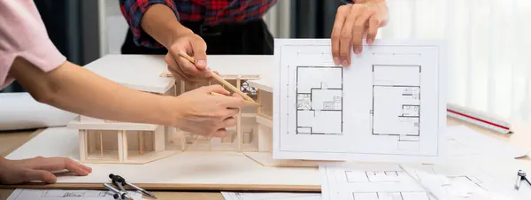 Kesilmiş Resimli Profesyonel Mimar Bina Planıyla Modeli Arasındaki Inşaatı Karşılaştırırken — Stok fotoğraf